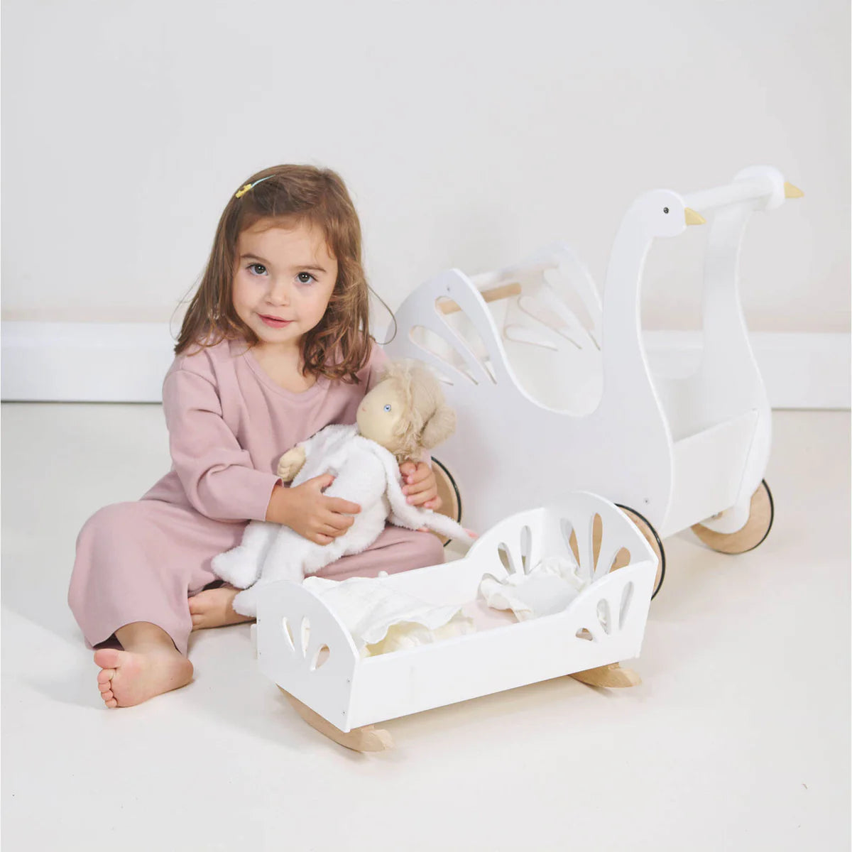 Tender Leaf Sweet Swan Dolly Bed